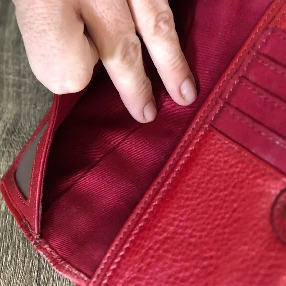 FOSSIL Red Leather Wallet - Picture 15 of 15
